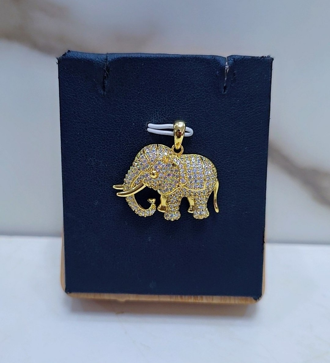 Gold elephant pendant ✨