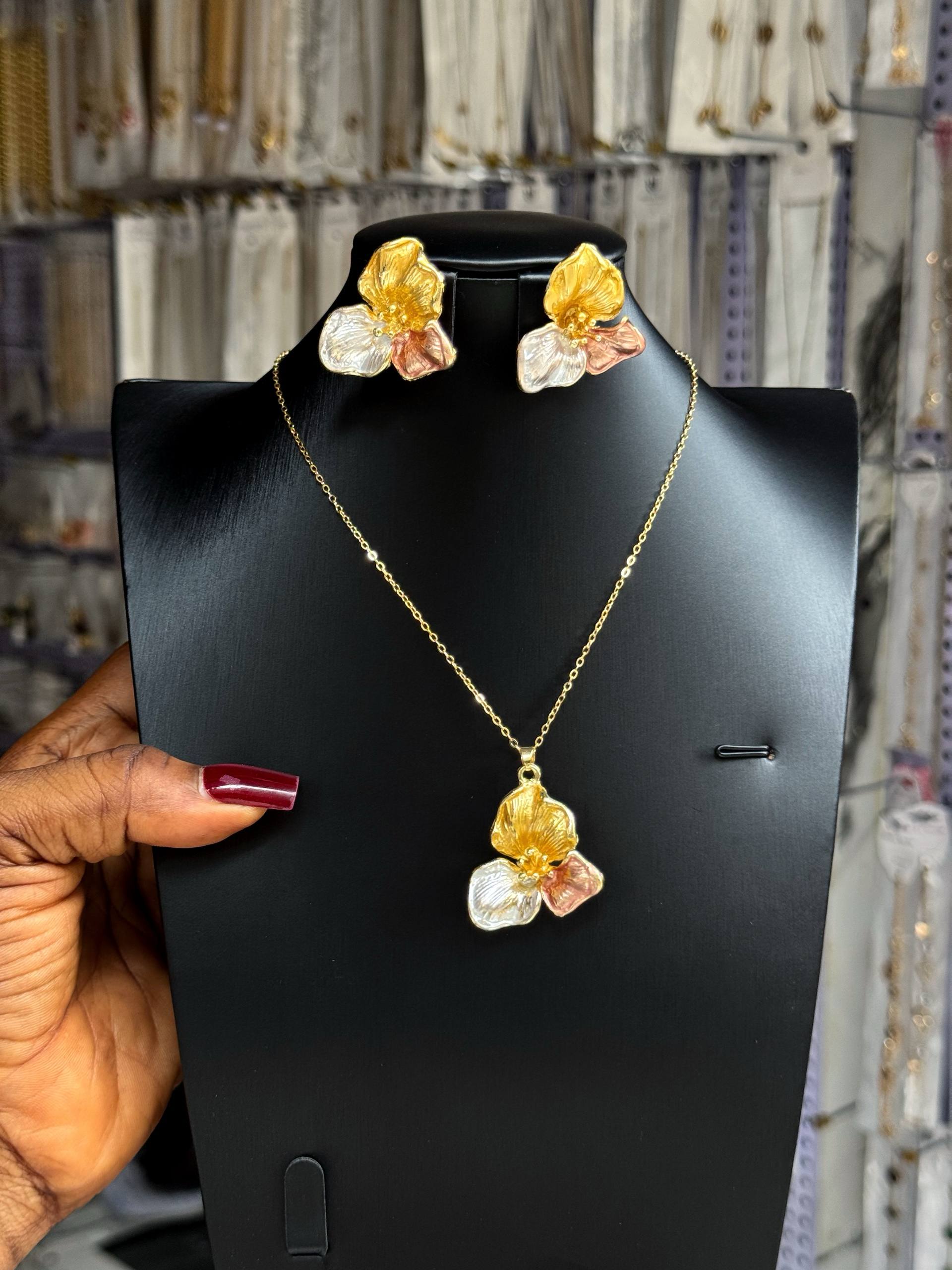 Elegant Tricolor Flower Pendant Necklace & Earrings Set
