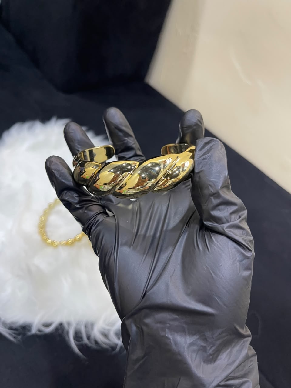 Chic Gold Twisted Cuff Bracelet — Fashion — for sale in Oyo