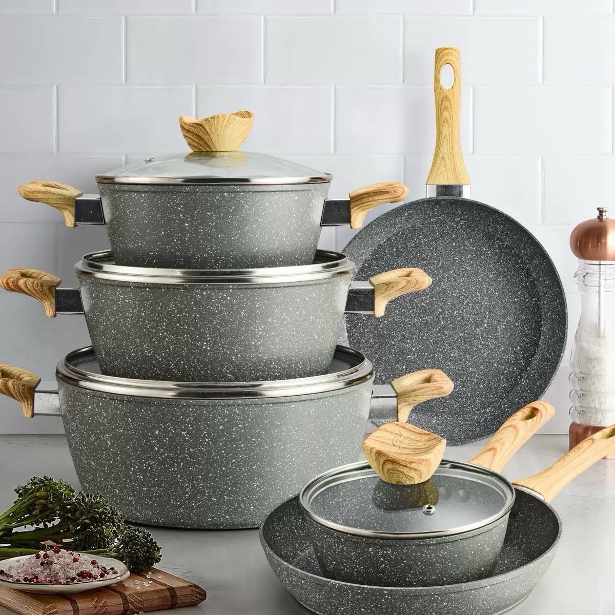 Non-stackable pot