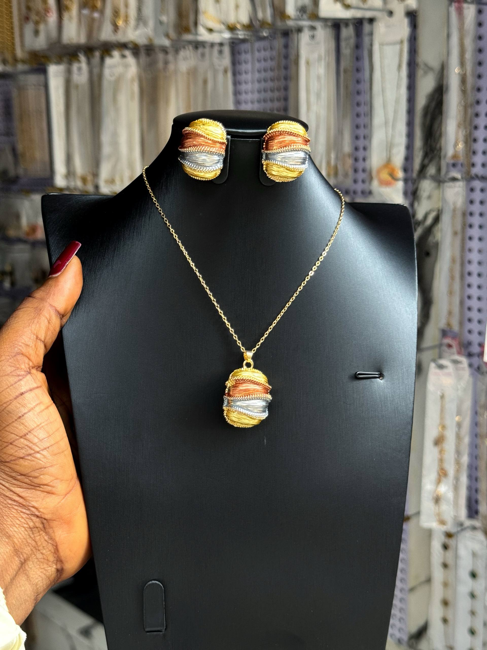 Elegant Tricolor Jewelry Set with Necklace and Earrings