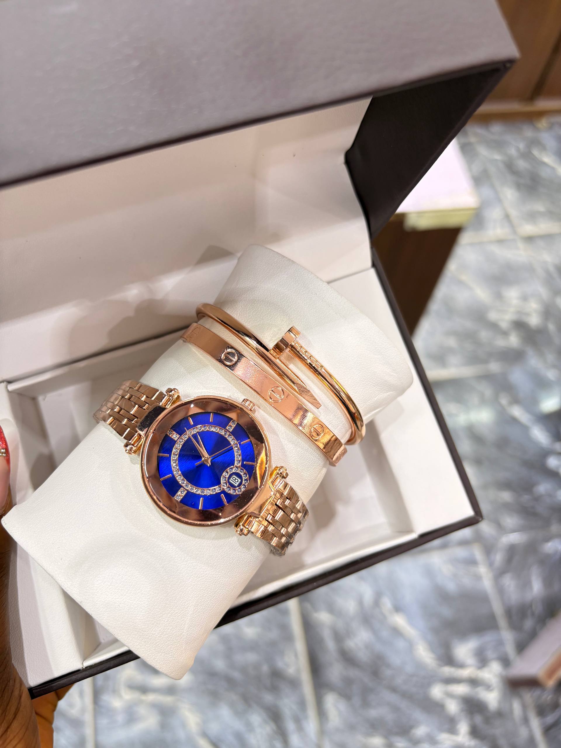 Beautiful Ladies Watch with Matching Bracelets — Fashion — for sale in Lagos