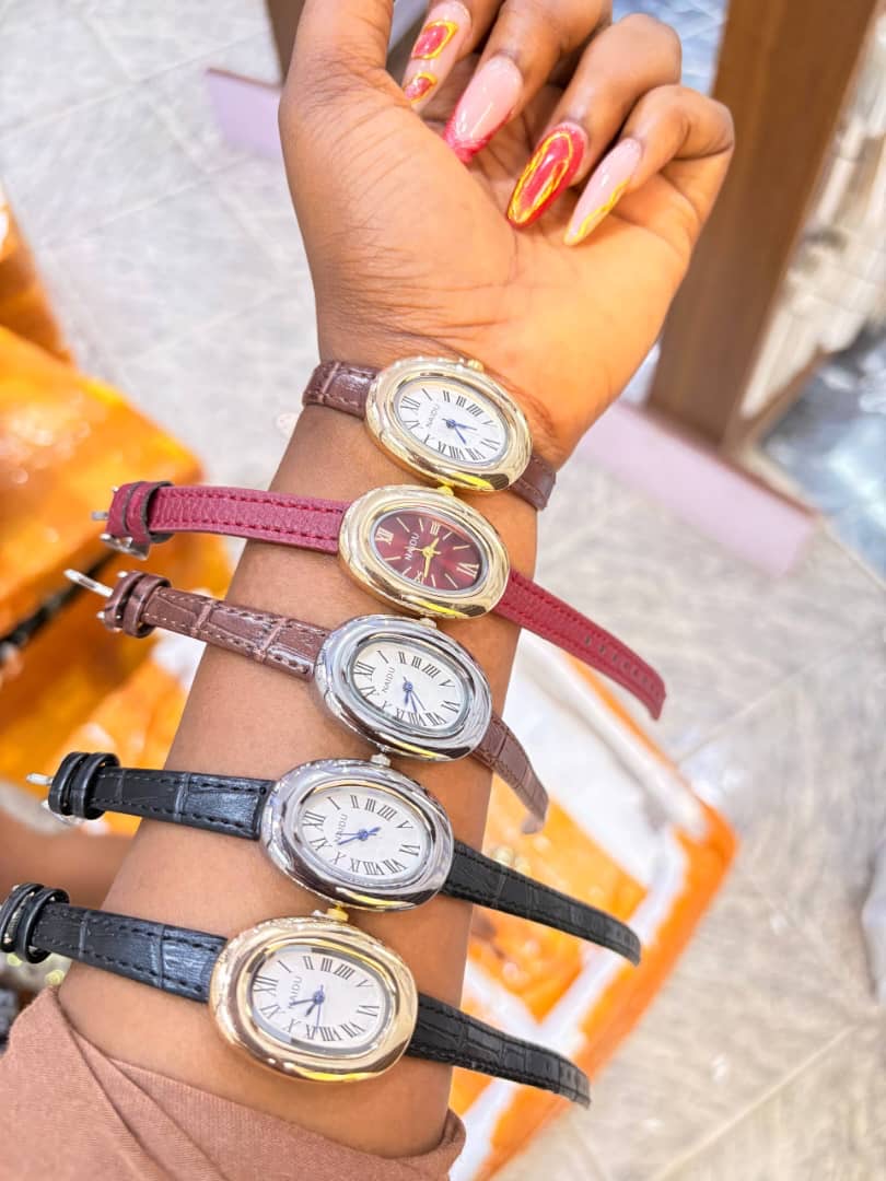 Fashion Ladies Oval Face Leather Strap Wristwatch